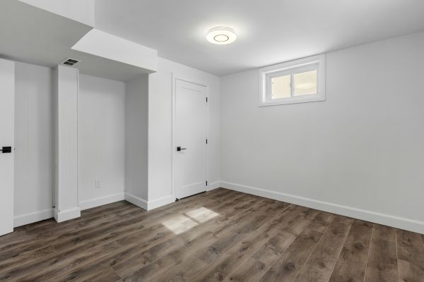 Empty room with white walls 600 Unsplash