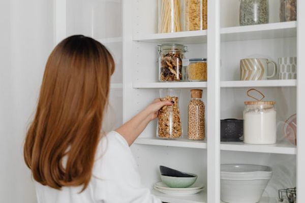 Woman holding a glass jar 600 Pexels