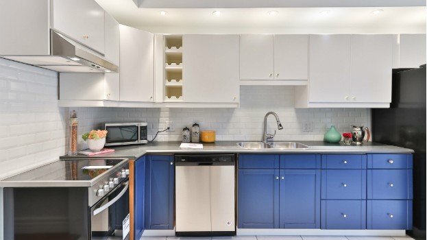 white kitchen blue