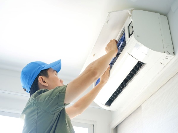 AC repairman Canva