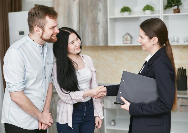 A woman talking to a couple 600 Pexels