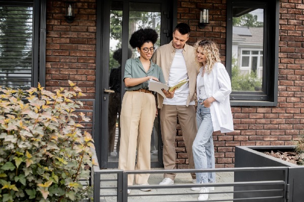 Agent showing a house2 600 No BS 4049779