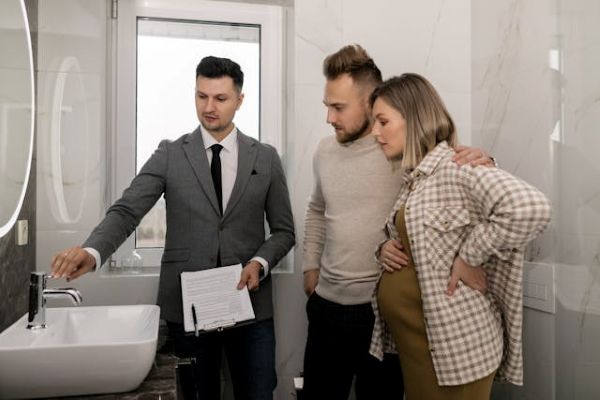 Agent showing bathroom 600 Pexels