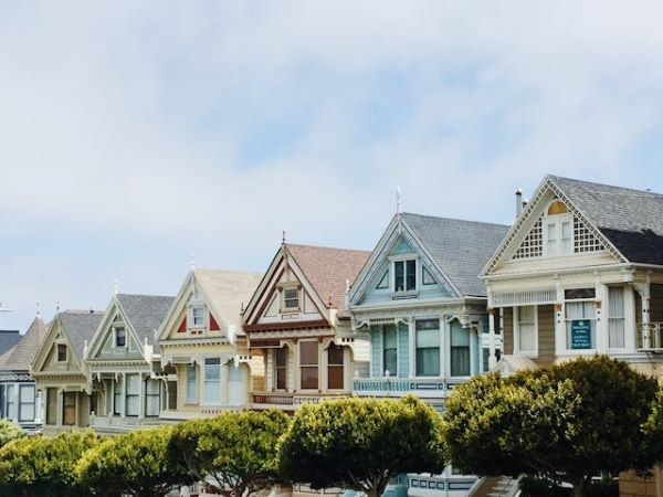 Assorted painted houses 600 Pexels