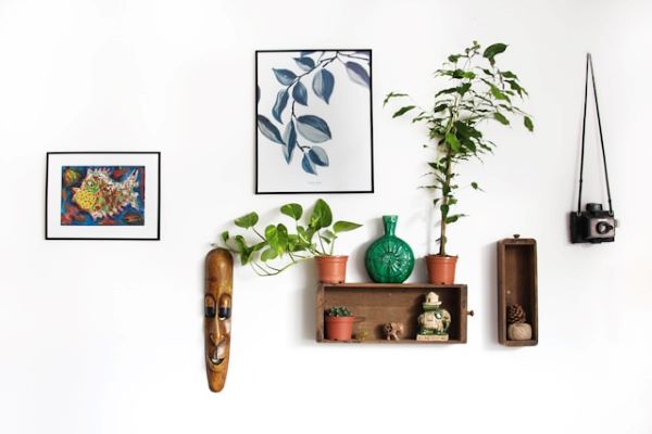 Assorted wall decorations 600 Unsplash