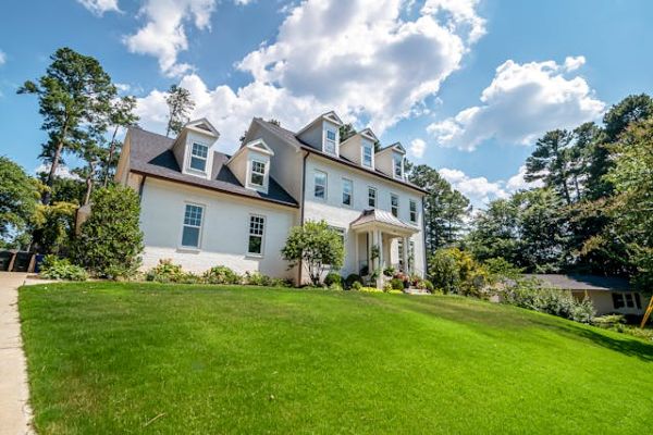 Beautiful house under blue sky 600 Pexels