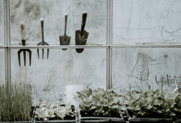 Black cement trowels 600 Unsplash