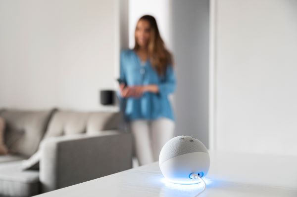 Blurry woman with smarthome technology Freepik
