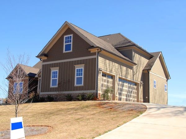 Brown and beige wooden house 600 Pexels