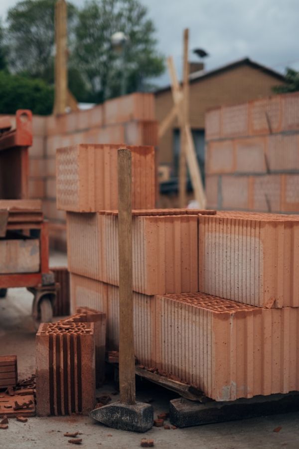 Brown wooden crates on pallet 600 Unsplash
