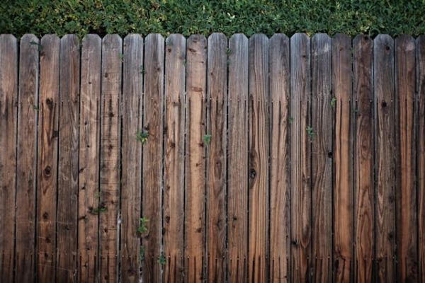 Brown wooden fence 600 Pexels