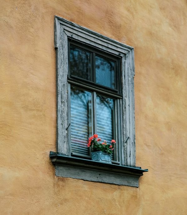 Brown wooden window frame 600 Unsplash