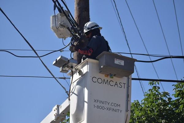 Cable repairman Pixabay