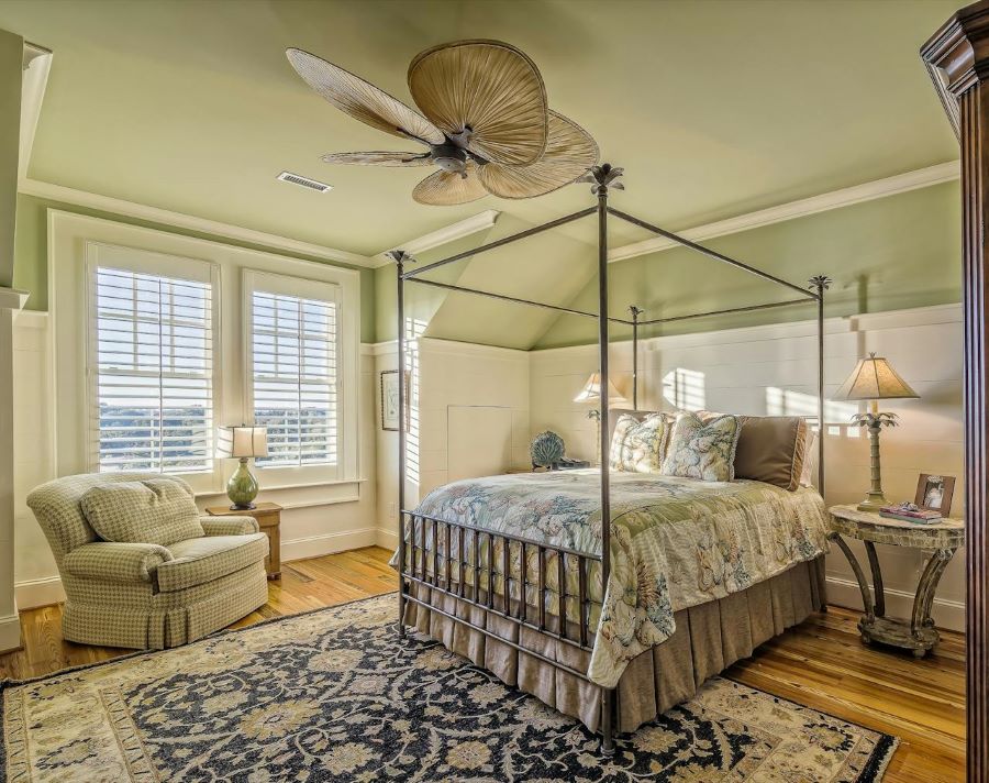 Canopy bed Pexels
