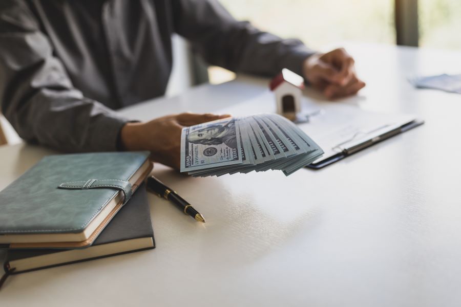 Cash in hand No BS AdobeStock 598337291 002