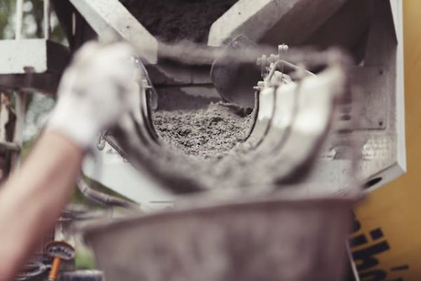 Cement flowing 600 Pexels