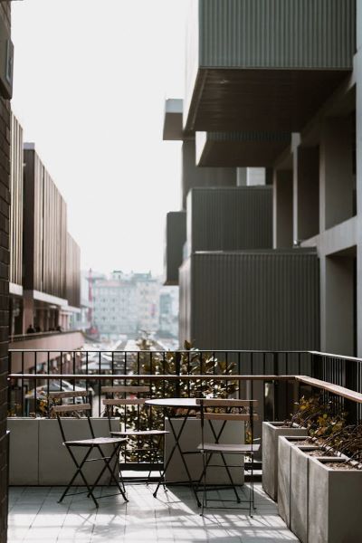 Chairs and table on balcony 400 Pexels