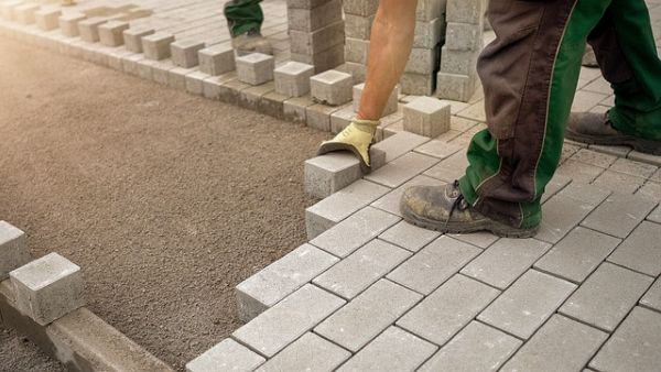 Construction worker bricks 600 Pixabay