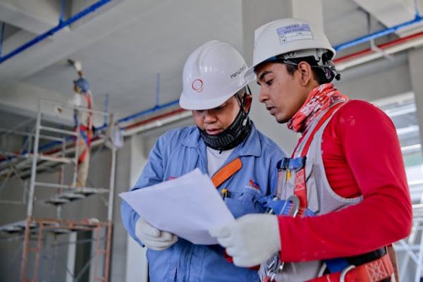 Construction workers with paper 600 Pexels
