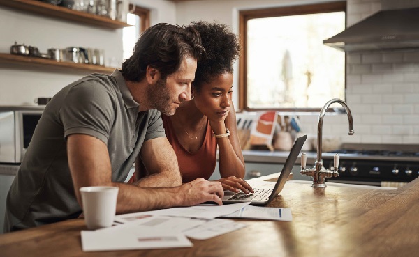 Couple at laptop NoBS