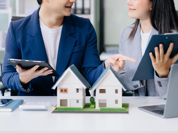 Couple discussing real estate Canva