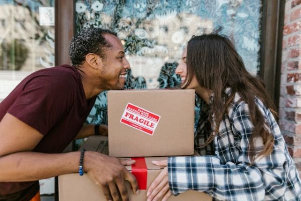 Couple holding boxes 600 Pexels