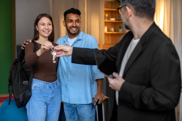 Couple receiving keys Freepik