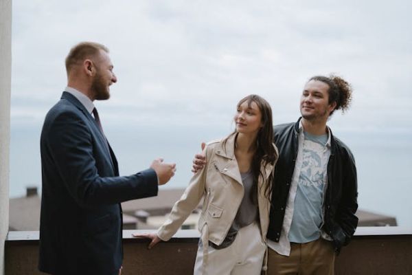 Couple talking to an agent 600 Pexels