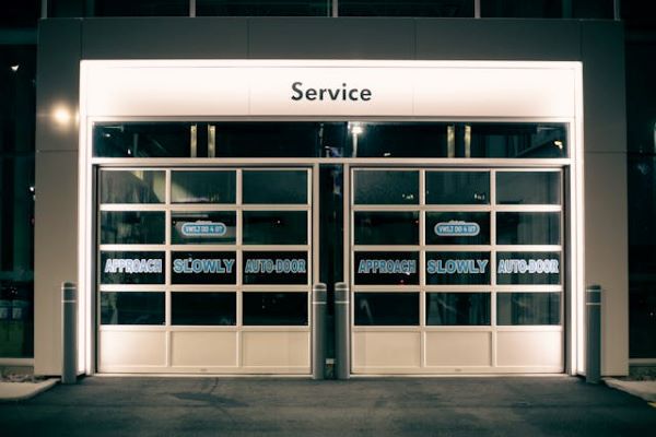 Entrance of service center with glass doors 600 Pexels