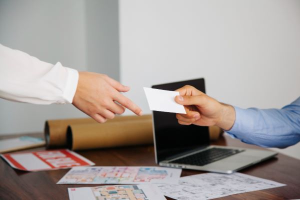 Exchanging business cards 600 Freepik