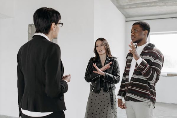 Female realtor discussing plans 600 Pexels