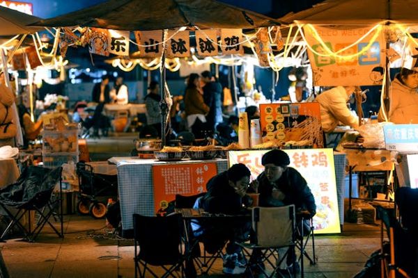 Food stands at night 600 Pexels