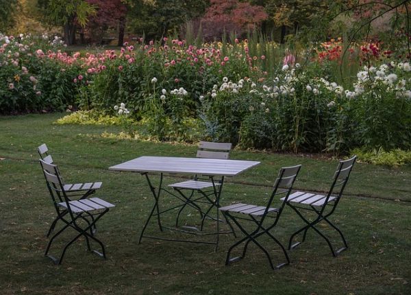 Garden table 600 Pixabay