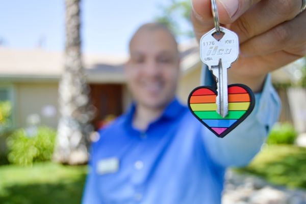 Gray key with heart keychain 600 Unsplash
