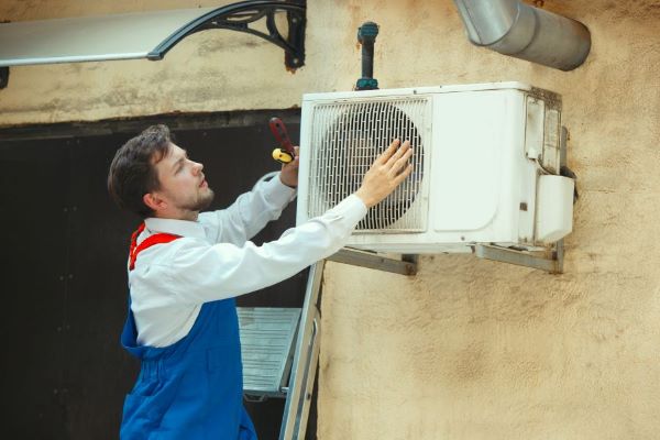 HVAC technician 600 Freepik