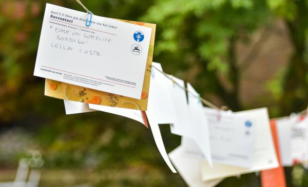 Hanging papers on clothesline 600 Pexels
