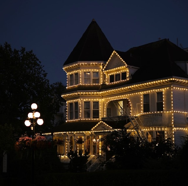 House with Christmas lights 600 Unsplash