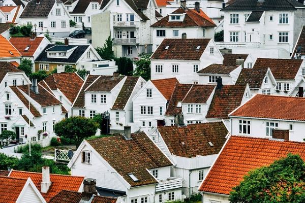 Houses with tile roofs 600 Pixabay