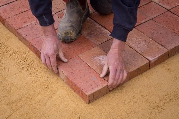 Installing bricks 600 Pexels