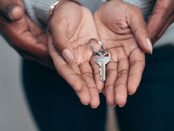 Key on a persons palm 600 Pexels