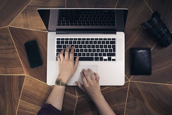 Laptop hands 600 Pixabay