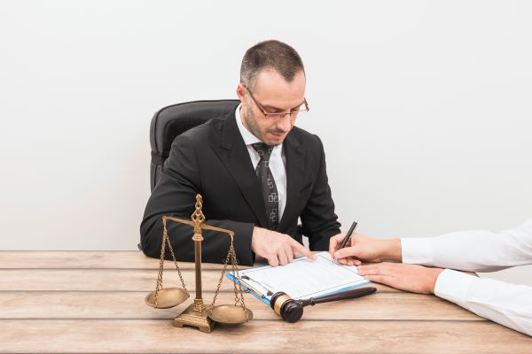 Lawyer with client Freepik