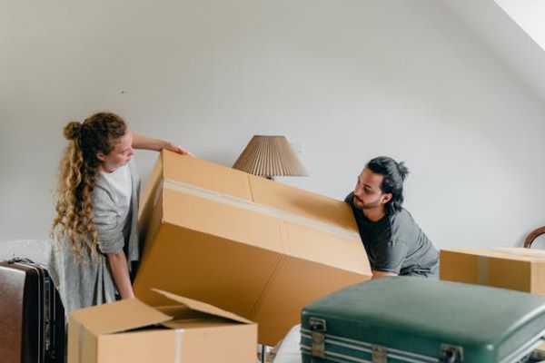 Man and woman carrying a box 600 Pexels