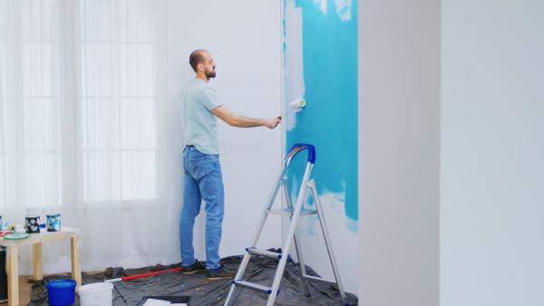 Man painting a wall 600 Freepik