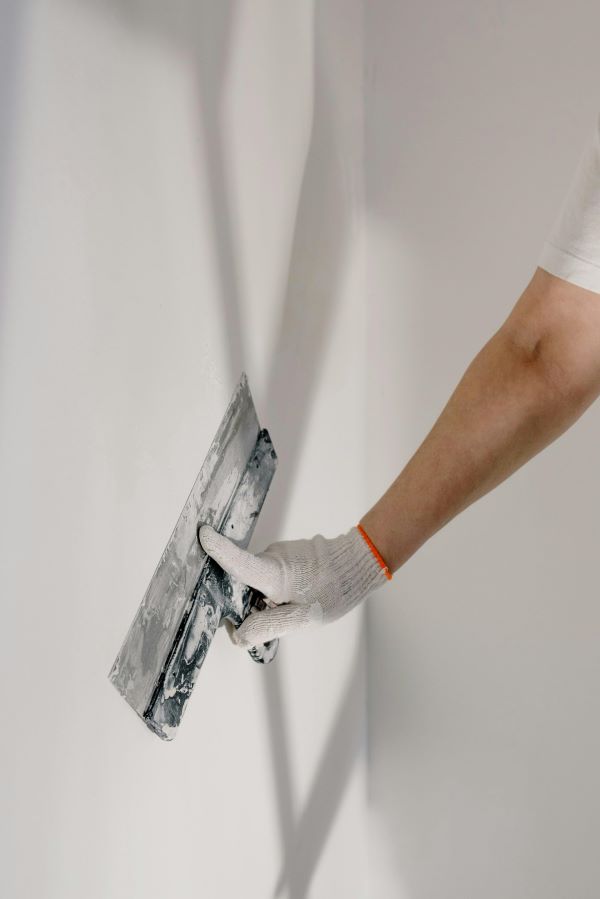 Man preparing a wall 600 Pexels