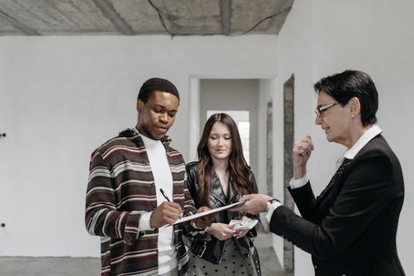Man signing a document 600 Pexels