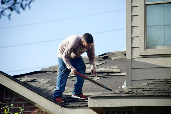 Man with a hammer on a roof 600 Unsplash