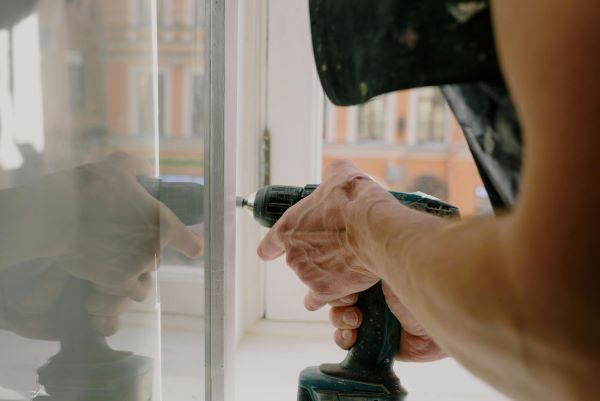 Man with screwdriver 600 Pexels