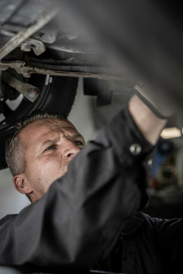 Man working on a car 600 Unsplash
