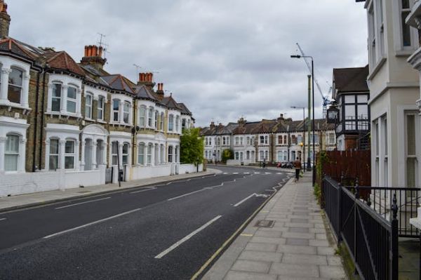 Modern street with rich low cottages 600 Pexels